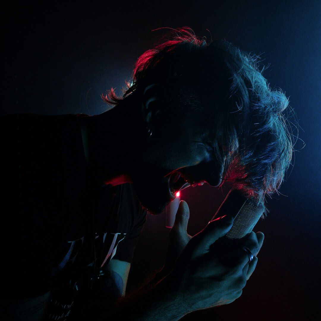 Presenter recording a video capsule in a dark studio